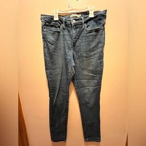 Like new dark wash denim Levi’s 311 Shaping Skinny Jeans
Smoke free home.